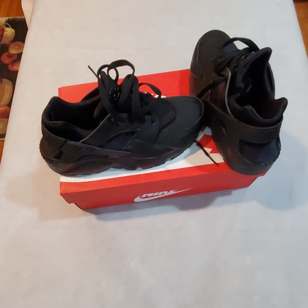 Nike Huarache shoes ( new)